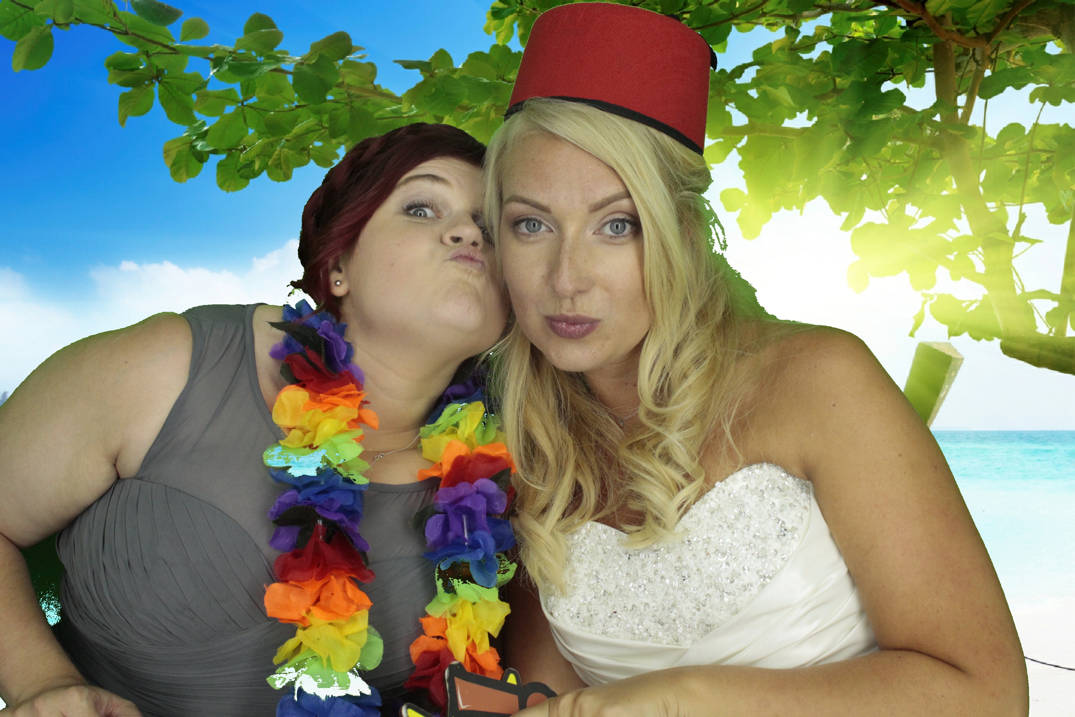 Nikki & Simon | View more photos from the event at gallery.myphotoboothexperience.co.uk/u/MyPhotoBoothExperienceLtd/Nikki-Simon